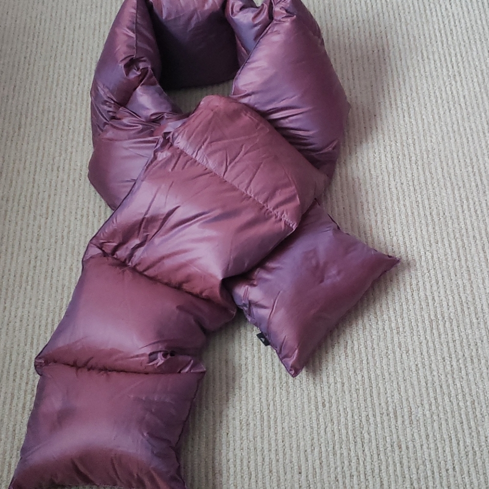 Aritzia TNA super puff scarf - iridescent mulberry
